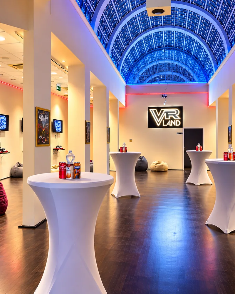 Neonfényes VR Aréna VR-állomásokkal a VR LAND-ben