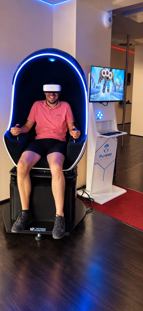 Játékos VR Egg élmény közben a VR LAND szegedi játékterében