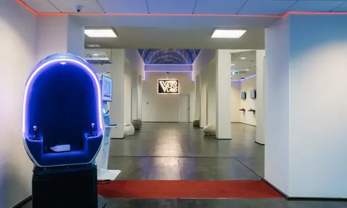 A VR LAND világítással kiemelt bejárata és játéktere
